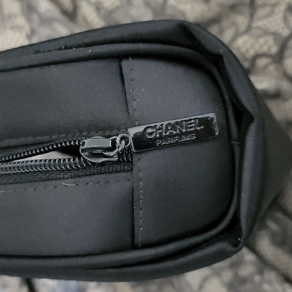 Chanel makeup bag - Picture 4 of 4